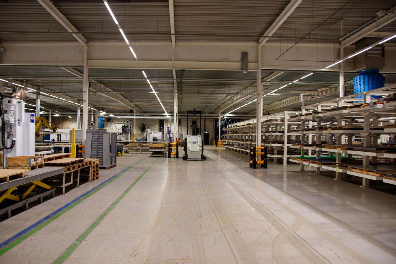 Modern exhibition production facility